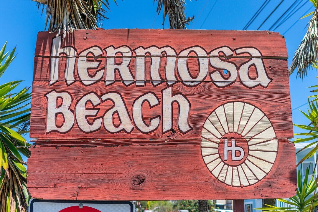 1707 Pacific Coast Hwy in Hermosa Beach, CA - Building Photo