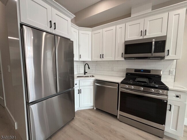 136 Elm St-Unit -101 in Newark, NJ - Building Photo - Building Photo