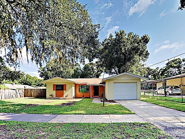402 E Clay Ave in Brandon, FL - Building Photo - Building Photo