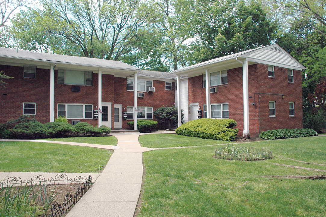 21 Hutton Ave in West Orange, NJ - Building Photo