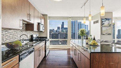 Flair Tower in Chicago, IL - Foto de edificio - Building Photo