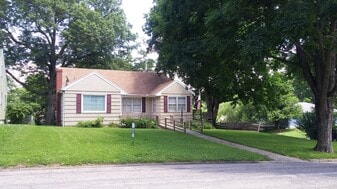 1915 S 33rd St in St. Joseph, MO - Building Photo