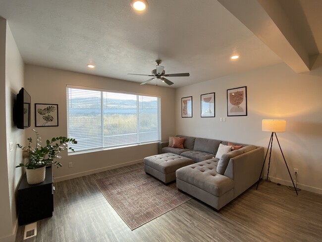 3793 W Soft Whisper Way in Herriman, UT - Foto de edificio - Building Photo