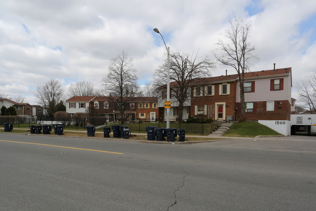 1500 Sandhurst Cir in Toronto, ON - Building Photo - Building Photo