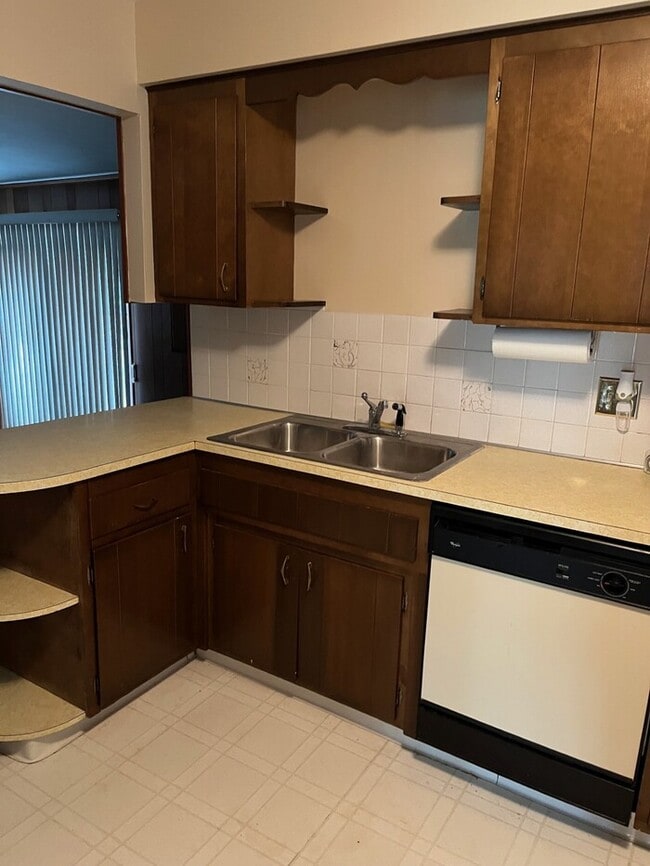 5803 Laurent Dr in Parma, OH - Building Photo - Building Photo