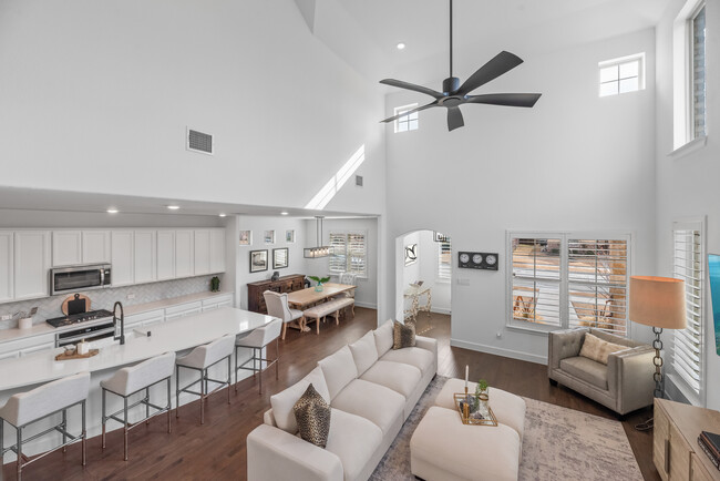 property at 1249 W Yarrow Ave