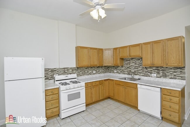 2145 W Chicago Ave, Unit A00C in Chicago, IL - Foto de edificio - Building Photo
