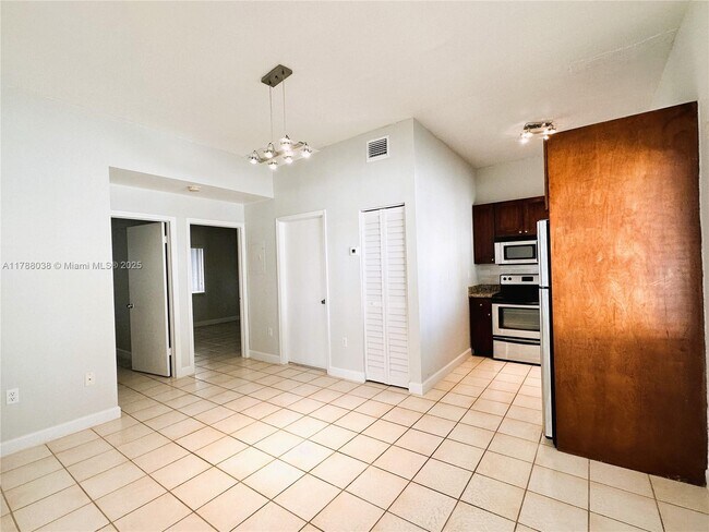 842 SW 14th Ave in Miami, FL - Building Photo - Building Photo