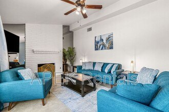 2290 N Victoria Rd in Palm Springs, CA - Building Photo - Building Photo