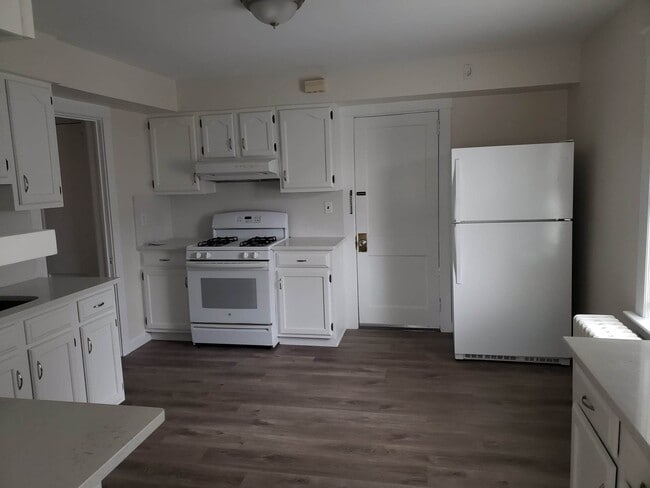 10 Highland Rd, Unit Lower in Greenwich, CT - Foto de edificio - Building Photo