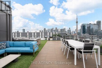 111 Bathurst St in Toronto, ON - Building Photo - Building Photo