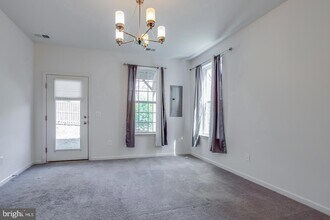 1606 Dorothy Ln in Woodbridge, VA - Foto de edificio - Building Photo