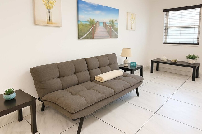 324 Van Buren St in Hollywood, FL - Building Photo - Building Photo