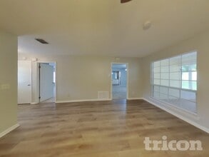 1064 Lana Court in Orange Park, FL - Foto de edificio - Building Photo