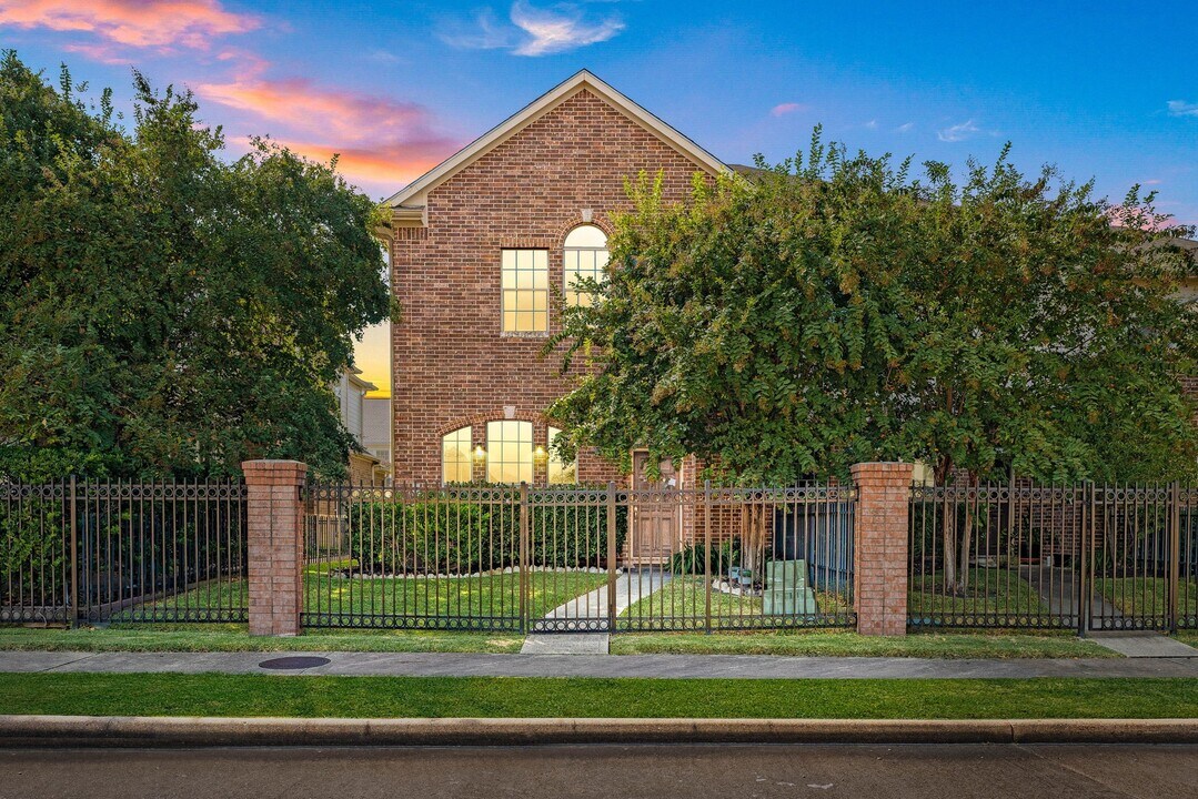 2743 Misty Heath Ln in Houston, TX - Building Photo