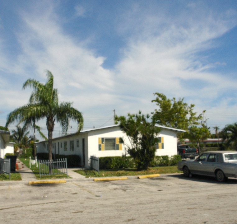 826-834 NW 7th St in Hallandale Beach, FL - Building Photo