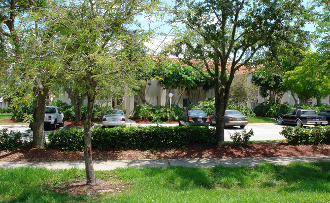 Country Club Lakes Apartments photo'