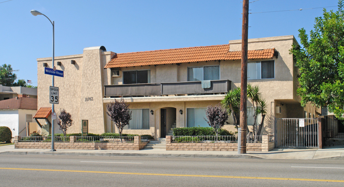 10743 Palms Blvd., in Los Angeles, CA - Foto de edificio