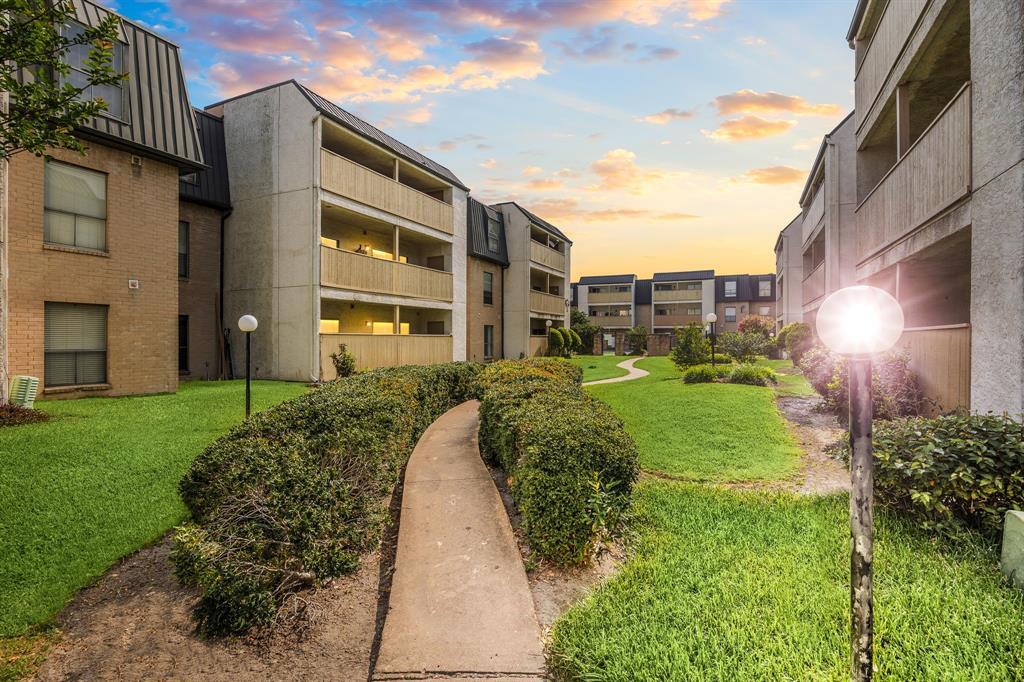 8517 Hearth Dr in Houston, TX - Building Photo