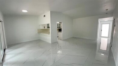 5042 NW 195th Terrace in Miami Gardens, FL - Building Photo - Building Photo