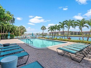1150 Hillsboro Mile, Unit 312 in Hillsboro Beach, FL - Foto de edificio - Building Photo