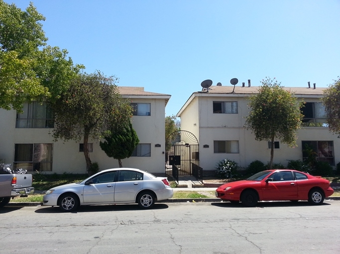 570 E Pleasant St in Long Beach, CA - Foto de edificio