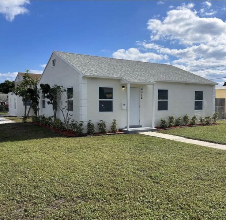 4312 Pinewood Ave in West Palm Beach, FL - Foto de edificio