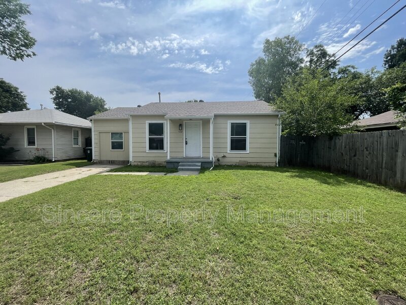 5102 N Beaver Ave in Bethany, OK - Building Photo