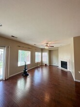 451 Summer Garden Way in Sacramento, CA - Building Photo - Building Photo