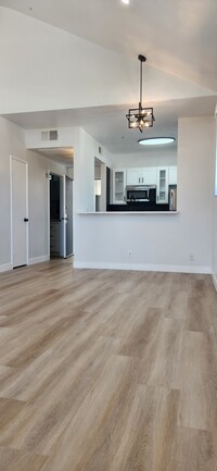 The Villas at Dickens in Sherman Oaks, CA - Building Photo - Building Photo