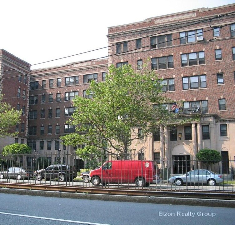 1999 Commonwealth Ave in Boston, MA - Foto de edificio