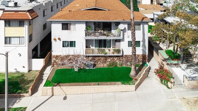 561 E Orange Grove Ave in Burbank, CA - Building Photo - Building Photo