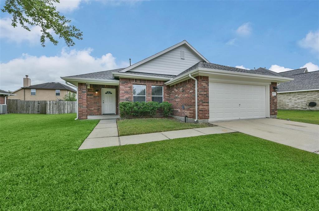 4204 Leisure Ln in Pearland, TX - Building Photo