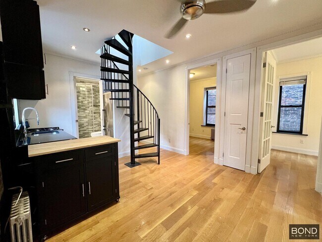 438 W 52nd St in New York, NY - Building Photo - Building Photo