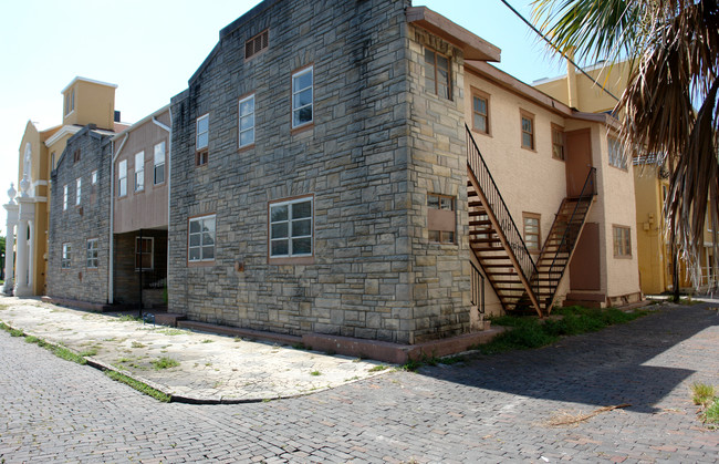 Mirror Lake Apartments in St. Petersburg, FL - Foto de edificio - Building Photo