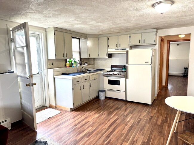 93 Sigourney St, Unit 1 in Revere, MA - Foto de edificio - Building Photo