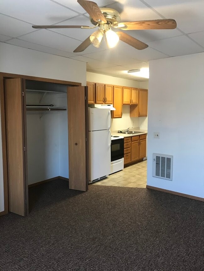 109 N 3rd St, Unit 204 in Marshall, MN - Building Photo - Building Photo