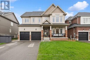 30 McLean Ave in Collingwood, ON - Building Photo