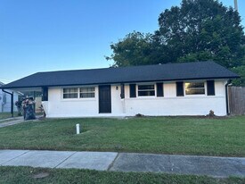 1900 River Oaks Dr in New Orleans, LA - Building Photo