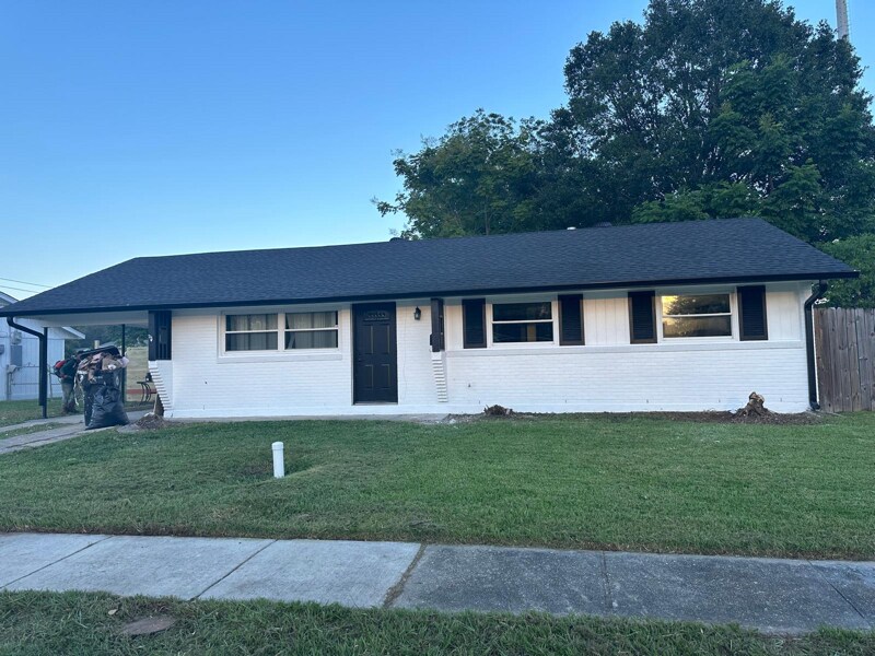 1900 River Oaks Dr in New Orleans, LA - Building Photo