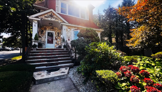 216 Academy St in South Orange, NJ - Building Photo - Building Photo