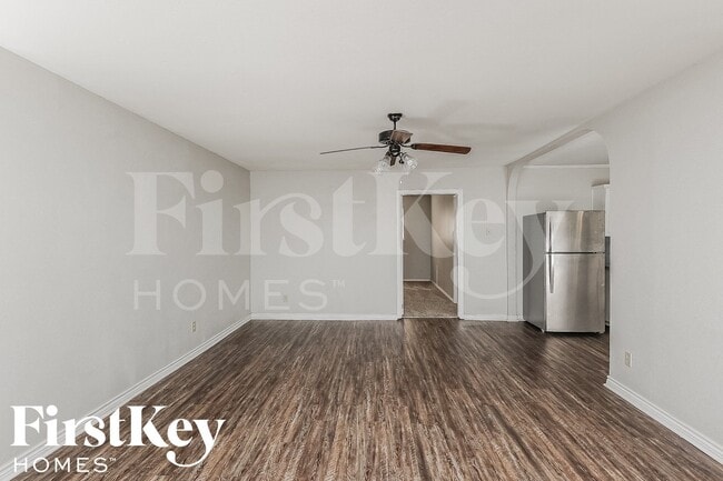 2202 Lockwood Dr in Carrollton, TX - Foto de edificio - Building Photo