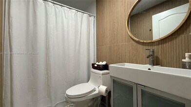 11034 NW 43rd Terrace in Doral, FL - Building Photo - Building Photo