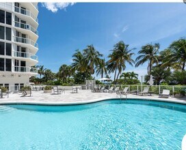 8925 Collins Ave in Surfside, FL - Foto de edificio - Building Photo