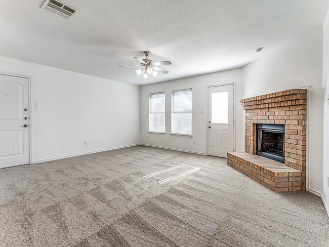 301 Honeysuckle Ct in Red Oak, TX - Building Photo - Building Photo