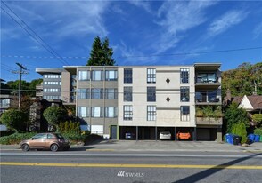 2117 Dexter Ave N, Unit 201 in Seattle, WA - Building Photo