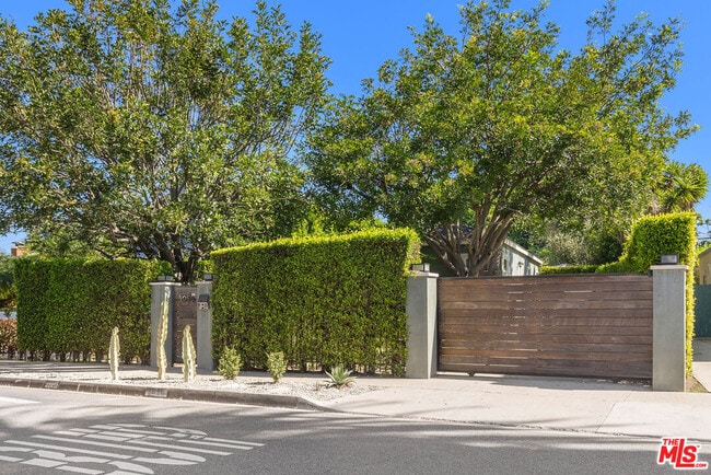 3954 Redwood Ave in Los Angeles, CA - Building Photo - Building Photo