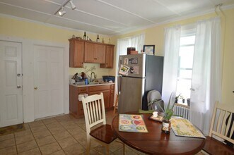 19 Dixon St, Unit 2 in Newport, RI - Building Photo - Building Photo