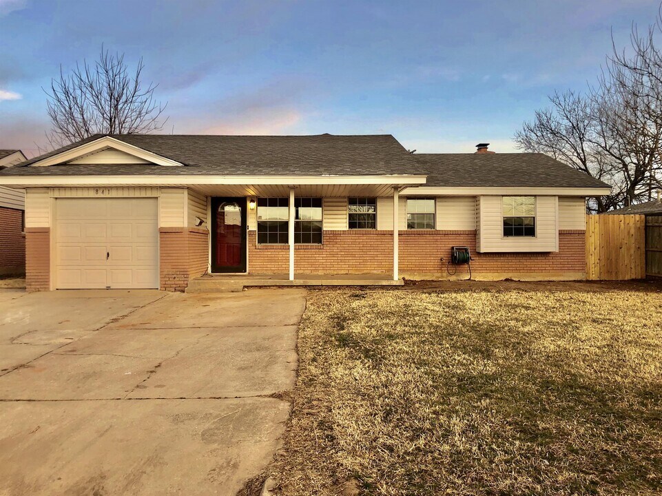 841 Butler St in Moore, OK - Building Photo
