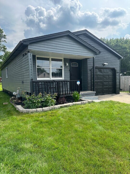 941 Moyer Ave in Youngstown, OH - Building Photo